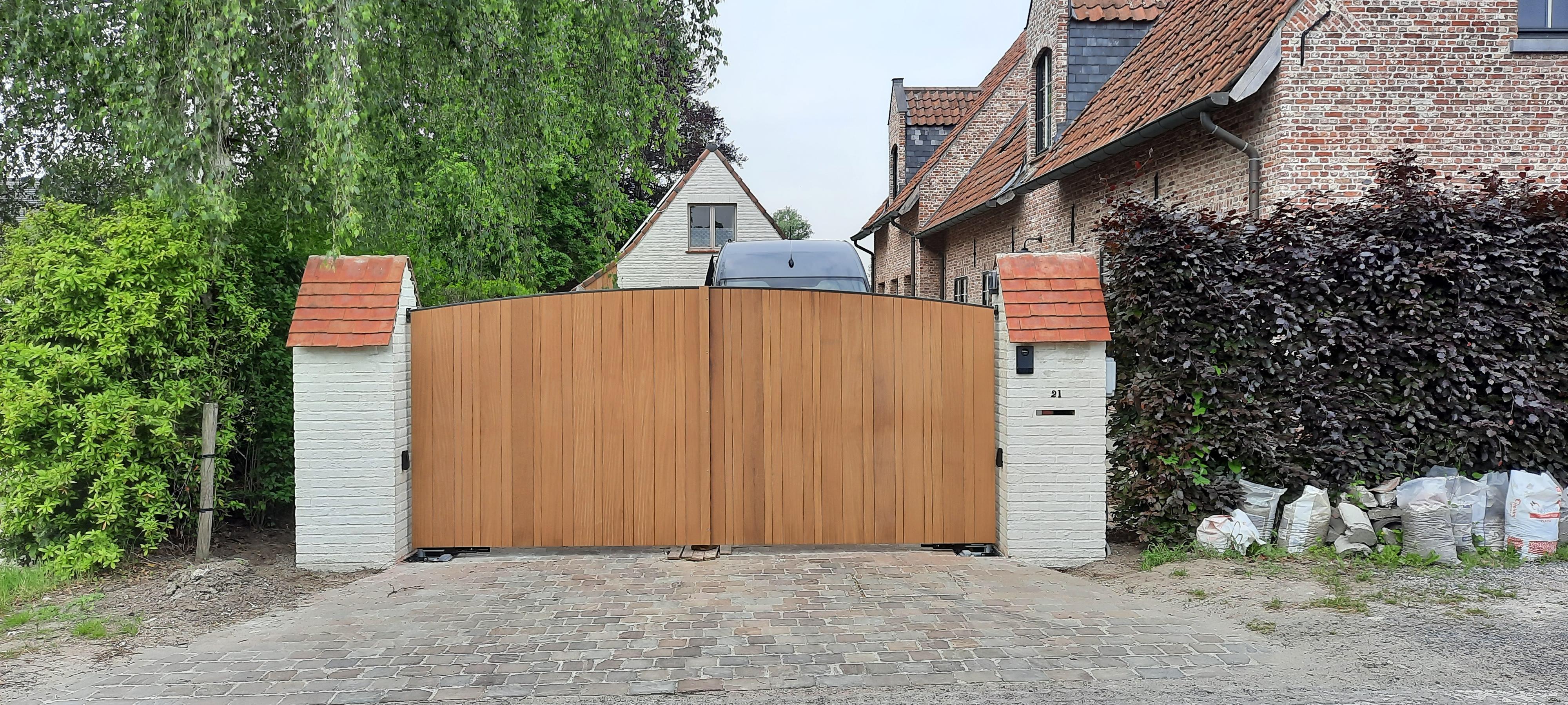 tuin poort in Afrormosia met wisselende breedtes van planchetten