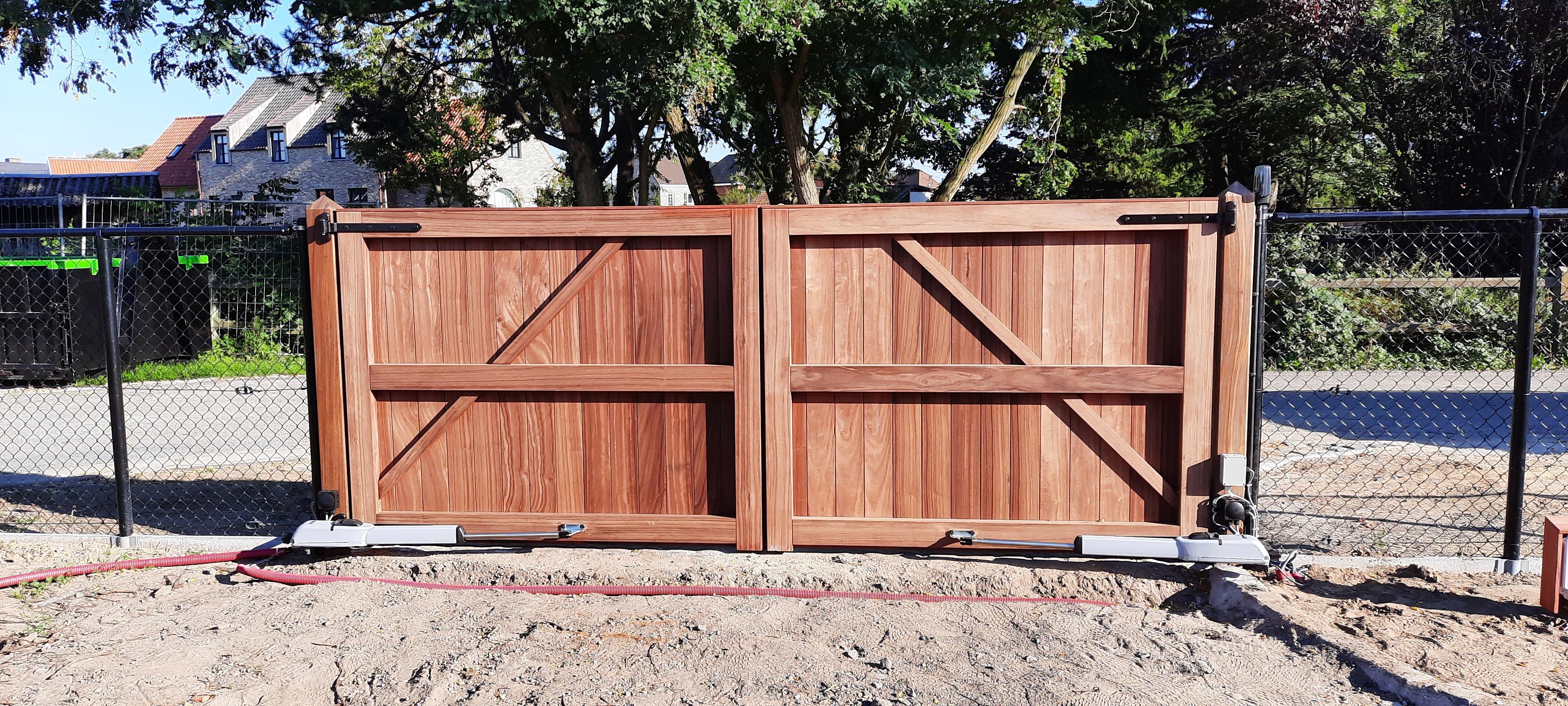 tuin poort in Padouck geautomatiseerd